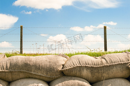 带刺铁丝网和沙袋的战壕第一次世界大战