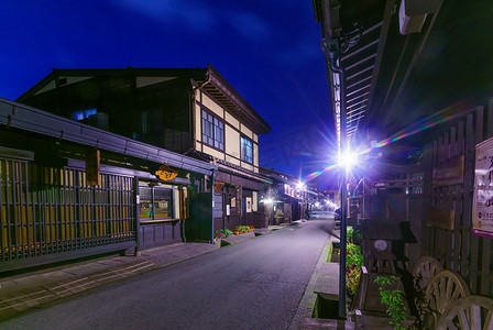 高山传统日式房屋的夜景