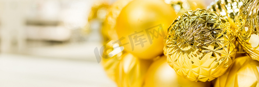 白色背景中带有玻璃球的圣诞花环。假日圆框、金色玻璃圣诞球、金色玩具。降临节圣诞花环。家居装饰。网页横幅