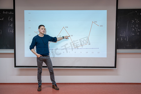 数学学院的年轻教师讲座，在白板上展示图表