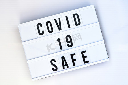 safe摄影照片_带有文字 COVID 19 SAFE 的灯箱。