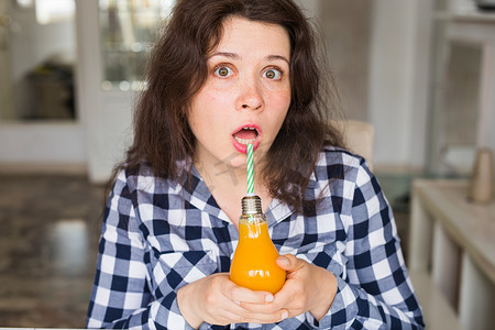 健康的生活方式、维生素饮料和饮食理念 — 快乐女性在家喝果汁的特写