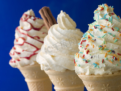 三种不同浇头的搅打冰淇淋甜筒