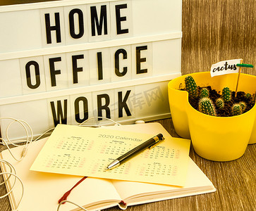 带文本 HOME OFFICE WORK 的灯箱，带笔记本笔和仙人掌日历 2020 和 TO DO 列表、复制空间木桌背景、检疫和隔离 HOME OFFICE