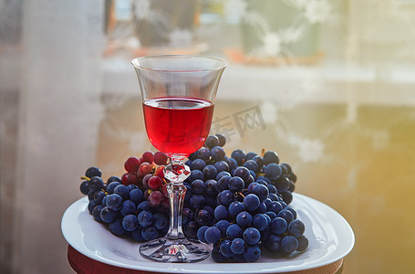 一杯在葡萄背景的红酒。