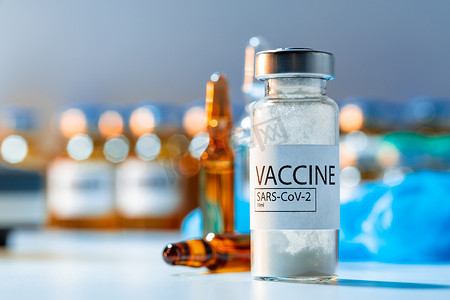 实验室桌上的 Sars-cov-2 疫苗瓶。