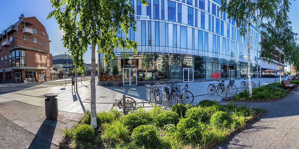瑞典乌梅阿 — 2020 年 6 月 10 日：市中心的风景 — 现代建筑与旧建筑的完美结合。