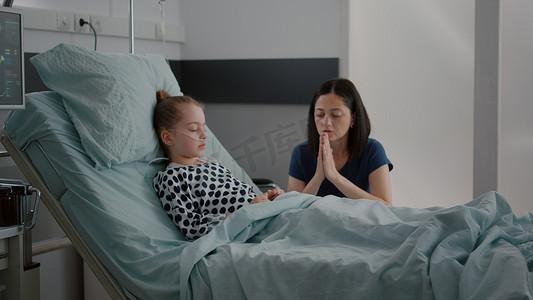 母亲担心摄影照片_生病的女儿在康复手术后睡觉，而担心的母亲则喋喋不休地寻求保健治疗