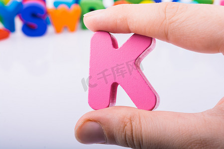 字母 K 的立方体由木头制成