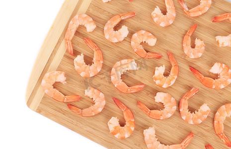 切板上煮熟的虾。