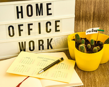 带文本 HOME OFFICE WORK 的灯箱，带笔记本笔和仙人掌日历 2020 和 TO DO 列表、复制空间木桌背景、检疫和隔离 HOME OFFICE