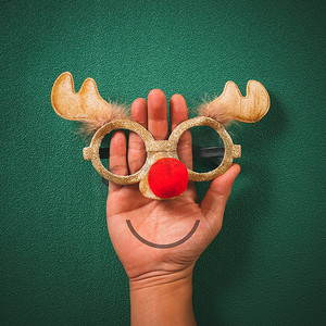 才会驯鹿摄影照片_用圣诞驯鹿和重新装饰的圣诞眼镜