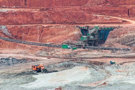 矿用挖掘机摄影照片_大型矿用卡车工作的坑的一部分