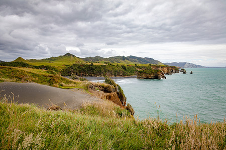 海岸岩石和新西兰塔拉纳基山
