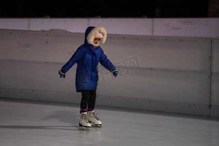 滑冰孩子摄影照片_小女孩在溜冰场学滑冰