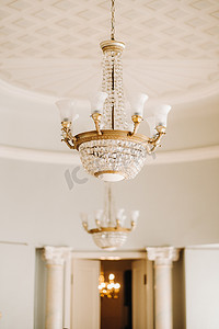 水晶吊灯吊灯摄影照片_仿古水晶吊灯 宫殿里的吊灯。