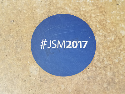 地上写着 JSM2017 的蓝色贴纸