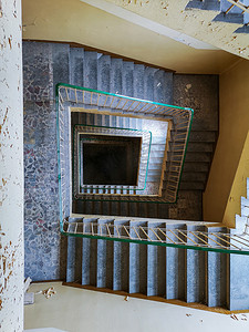 旧废弃医院的旧方形螺旋楼梯