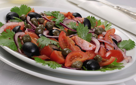 番茄沙拉配橄榄、刺山柑和香菜