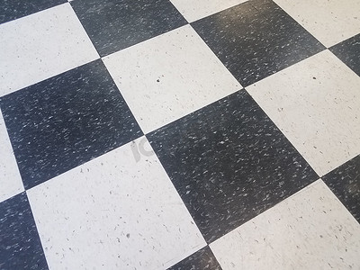 地板上的黑白方形瓷砖图案