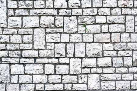 由块状天然石材制成的墙