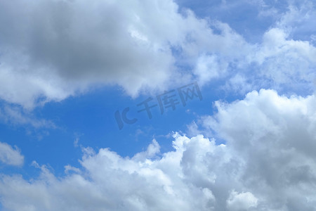 蓝色白云摄影照片_白云有天空背景。 