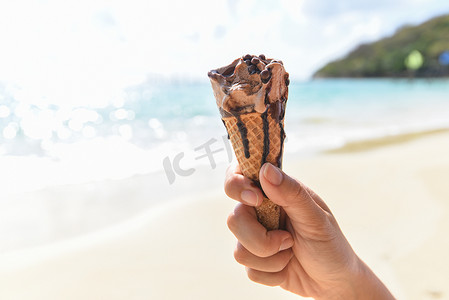 海面背景手拿冰淇淋蛋筒 — 融化的冰淇淋 o