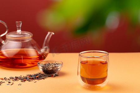 玻璃茶壶和杯子用红茶