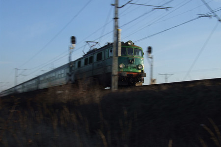 坐火车摄影照片_在波兰坐火车。