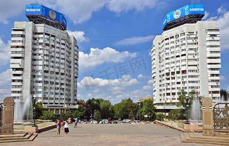 哈萨克斯坦阿拉木图 — 中央广场附近城市的公寓楼