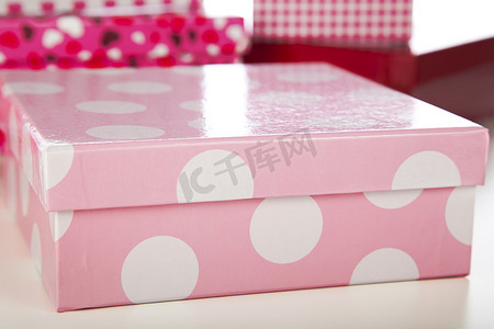 粉色和白色圆点礼盒