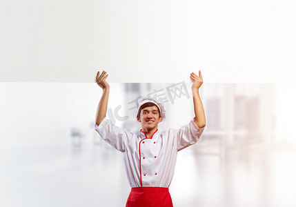 餐饮横幅摄影照片_有空白的白色牌的年轻男性厨师