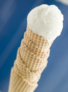 威化锥中的香草冰淇淋勺
