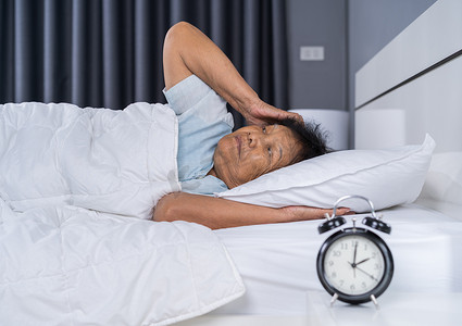 患有失眠症的老妇人试图躺在床上睡觉