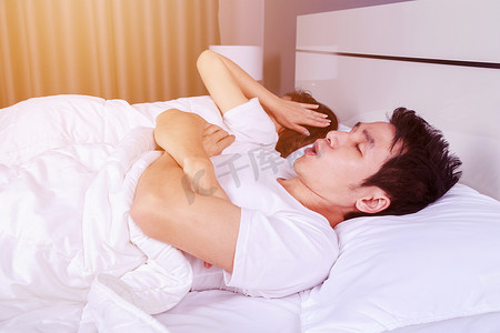 打呼噜摄影照片_夫妻俩对男人在床上打呼噜有意见