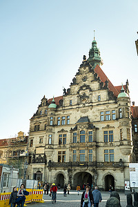2019年4月1日，德国撒克逊瑞士德累斯顿：市中心的一条街道和德累斯顿的老建筑