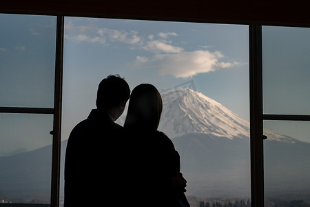 情侣浪漫场景摄影照片_富士山场景中的影子甜蜜情侣，浪漫概念，fujisa