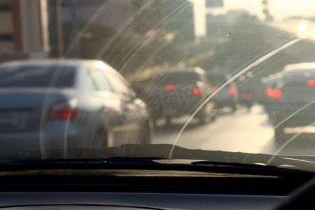 肮脏的挡风玻璃，肮脏的挡风玻璃，污染汽车玻璃脏与内部视图在汽车污染汽车玻璃脏与内部视图