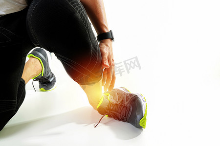 中招体育招生海报摄影照片_跑步运动员在扭断的关节中握住脚踝疼痛