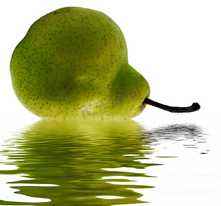 绿梨摄影照片_水中的绿梨