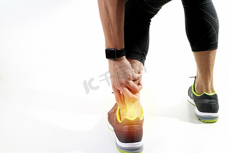 跑步运动员在扭断的关节中握住脚踝疼痛
