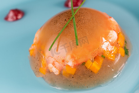 冷吃肉摄影照片_肉冻配方，由虾和甜菜根汤制成的果冻