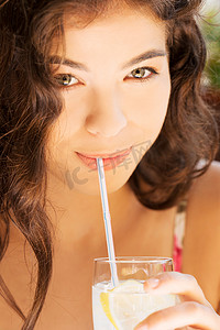 年轻女子在咖啡馆喝饮料或水
