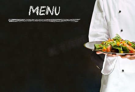 粉笔黑板菜单背景上有健康沙拉食品的厨师
