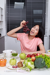 女人在厨房里吃葡萄