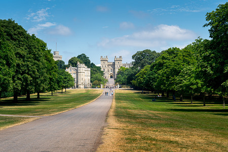 花园散步摄影照片_夏天在英国伦敦温莎城堡散步