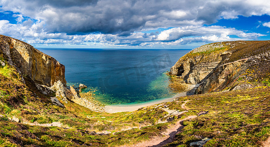cap摄影照片_法国布列塔尼 (Bretagne) 的 Cap de la Chevre 和海岸。