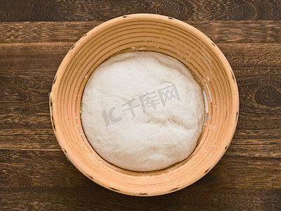 面团发酵摄影照片_发酵篮中的面包面团