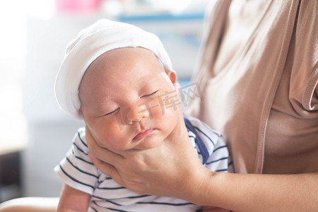 宝宝母乳摄影照片_妈妈的柔焦照片，妈妈用手抱宝宝帮忙