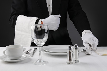 服务员设置正式的餐桌